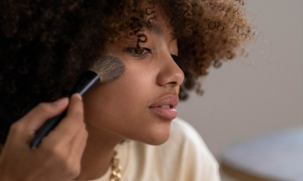 woman-applying-bronzer-on-cheek