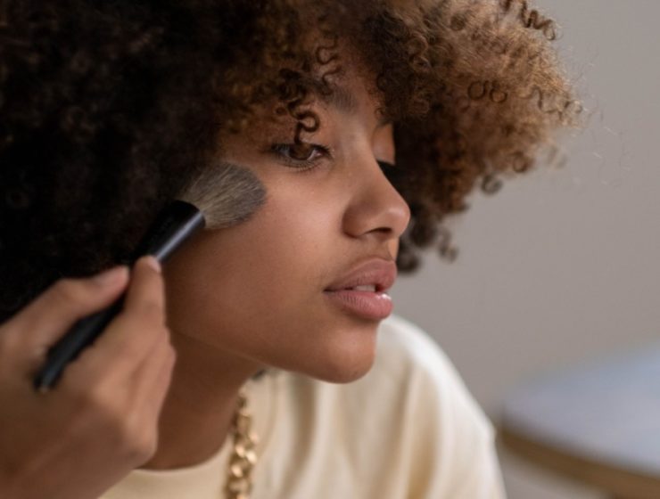 woman-applying-bronzer-on-cheek
