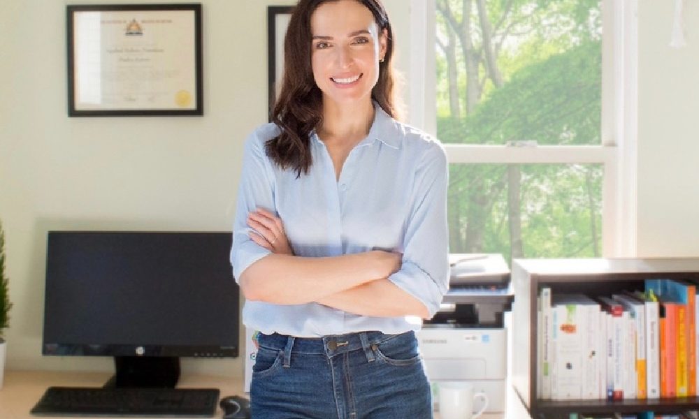 nutritionist-leaning-against-desk