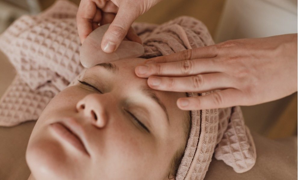 woman-getting-gau-sha-massage