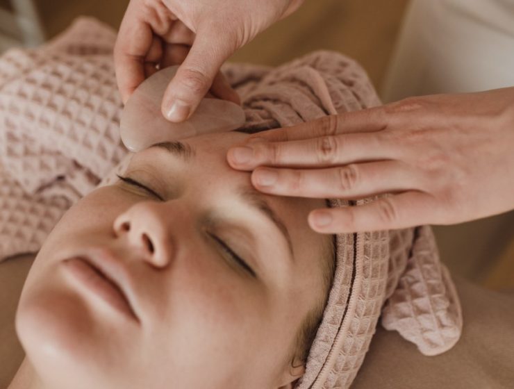 woman-getting-gau-sha-massage