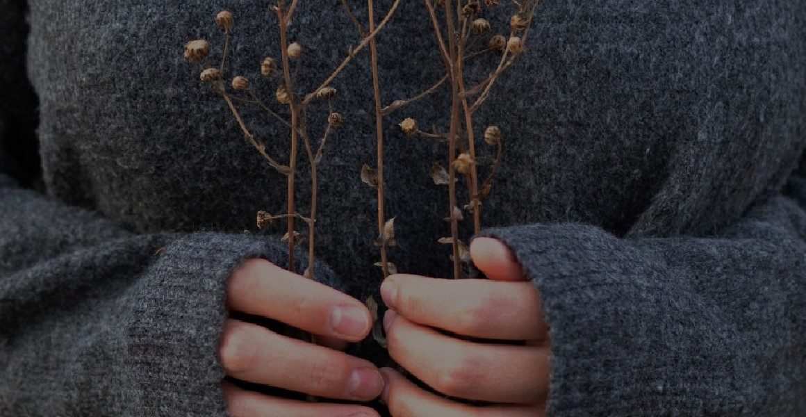 woman-holding-dried-flowers