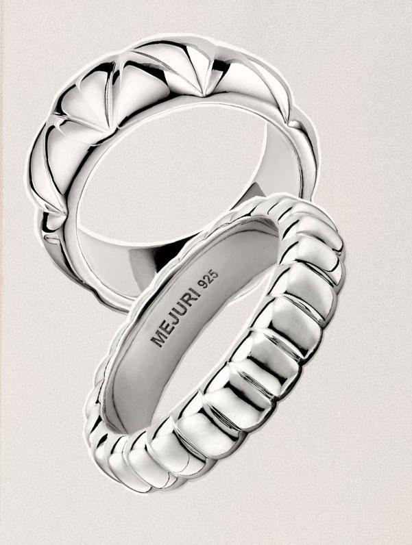 gift-yourself-jewellery-Canada-Mejuri-Pyra-Chunky-Ring-Charlotte-Slim-Ring